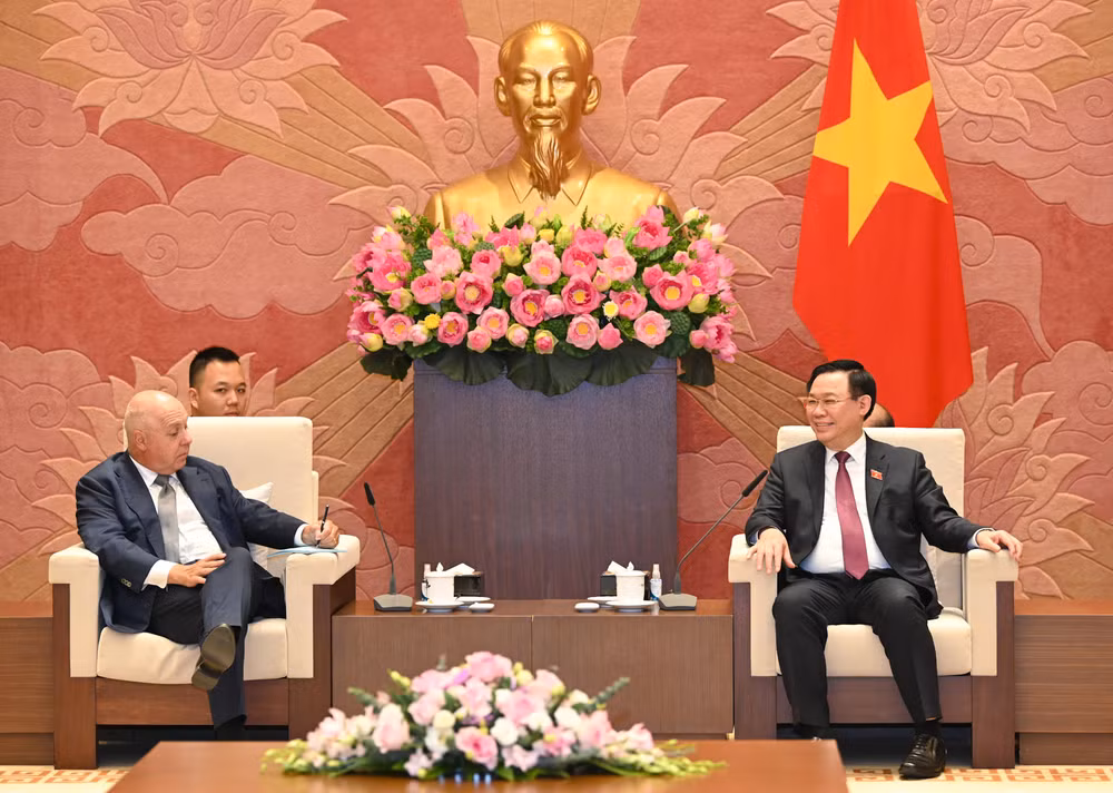 Chủ tịch Quốc hội Vương Đình Huệ chào mừng Ngài Bộ trưởng Ngân khố - Thương mại - Đầu tư - Quan hệ công nghiệp bang Victoria đến thăm Việt Nam và rất vui mừng được gặp lại Ngài Bộ trưởng tại Nhà Quốc hội Việt Nam.