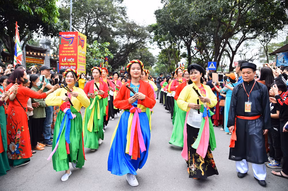 Trong không khí lễ hội rộn ràng, người dân và du khách có cơ hội hòa mình theo các tiết mục nghệ thuật dân gian độc đáo.