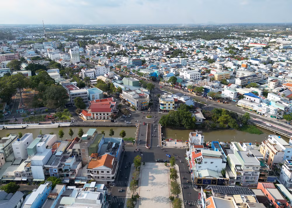 Giao lộ Hoàng Hoa Thám và Nguyễn Công Trứ phía sau tượng đài Anh hùng Nguyễn Trung Trực.