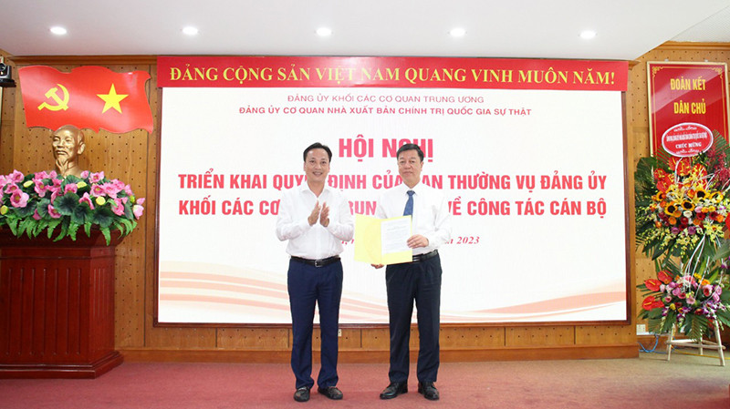 Đồng chí Lại Xuân Lâm, Phó Bí thư Thường trực Đảng ủy Khối các cơ quan Trung ương trao Quyết định về công tác cán bộ cho đồng chí Vũ Trọng Lâm, Giám đốc, Tổng Biên tập, Bí thư Đảng ủy cơ quan Nhà xuất bản Chính trị quốc gia Sự thật.
