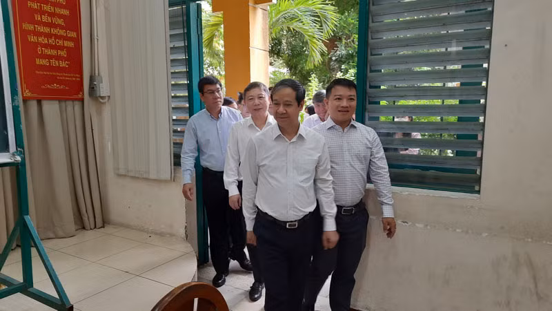 Đoàn công tác của Bộ Giáo dục và Đào tạo thị sát thực tế tại điểm thi Trường THPT Trưng Vương, Quận 1, Thành phố Hồ Chí Minh.