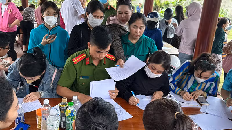 Lực lượng Công an huyện Thống Nhất hướng dẫn người dân khai báo.