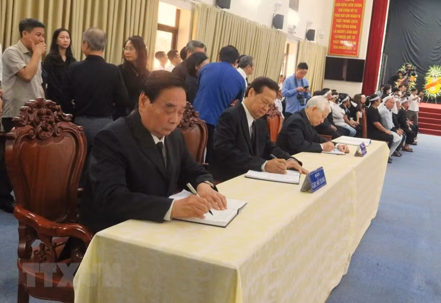 Các đồng chí nguyên lãnh đạo Đảng, Nhà nước ghi Sổ tang. (Ảnh: Ánh Tuyết/TTXVN)