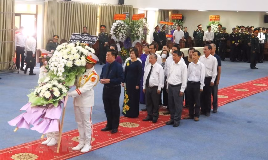 Đoàn Ban Tuyên giáo Trung ương viếng Nguyên Trưởng Ban Tổ chức Trung ương Lê Phước Thọ. (Ảnh: Ánh Tuyết/TTXVN)