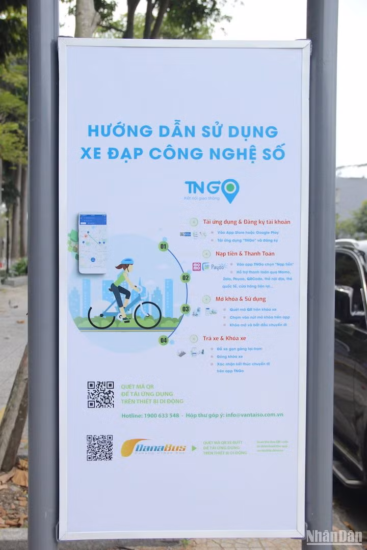 Bảng hướng dẫn sử dụng dịch vụ được lắp đặt tại các trạm xe đạp công cộng. (Ảnh: ANH ĐÀO)