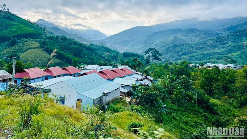 Những làng mới xây sau biến cố thiên tai ở huyện Nam Trà My giúp bà con nhân dân vững chãi ổn định cuộc sống.