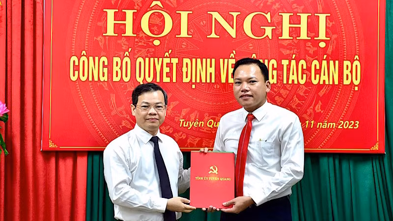 Đồng chí Nguyễn Văn Sơn, Chủ tịch Ủy ban nhân dân tỉnh trao Quyết định của Ban Thường vụ Tỉnh ủy cho cho đồng chí Trần Viết Cương.