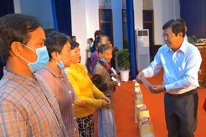 Bí thư Tỉnh ủy Cà Mau Nguyễn Tiến Hải trao quà Tết của Trung ương tặng hộ nghèo tại địa phương.