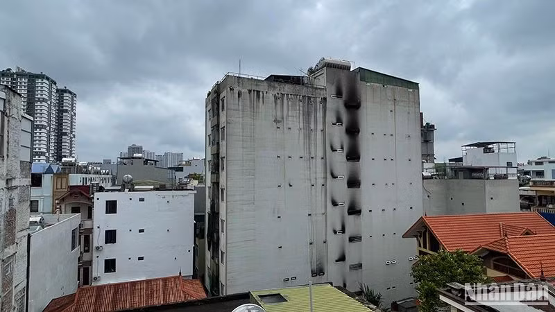 Hình ảnh chung cư mini tại phố Khương Hạ, quận Thanh Xuân, Hà Nội sau khi bị cháy. (Ảnh: NHẬT QUANG)