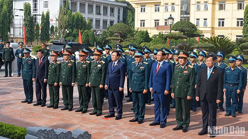 Chủ tịch Quốc hội Vương Đình Huệ và các đại biểu tưởng niệm Chủ tịch Hồ Chí Minh và các liệt sĩ Quân chủng Phòng không - Không quân. (Ảnh: Duy Linh)