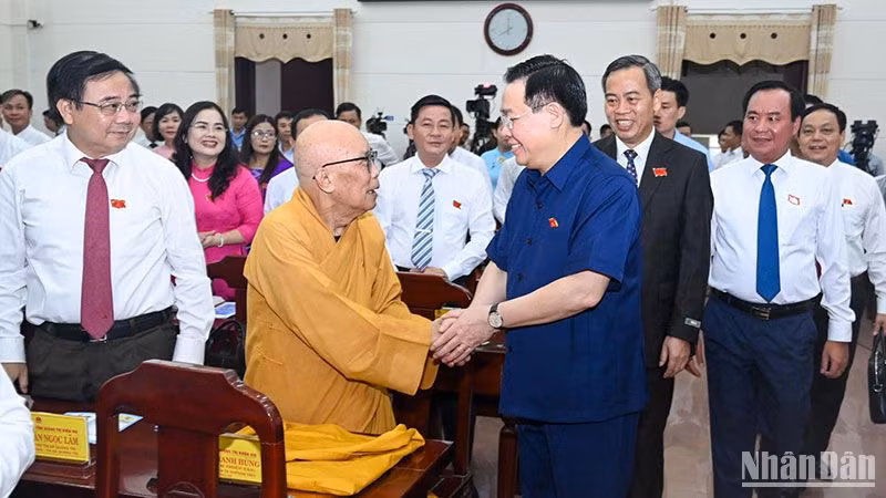 Chủ tịch Quốc hội Vương Đình Huệ với các đại biểu dự kỳ họp.