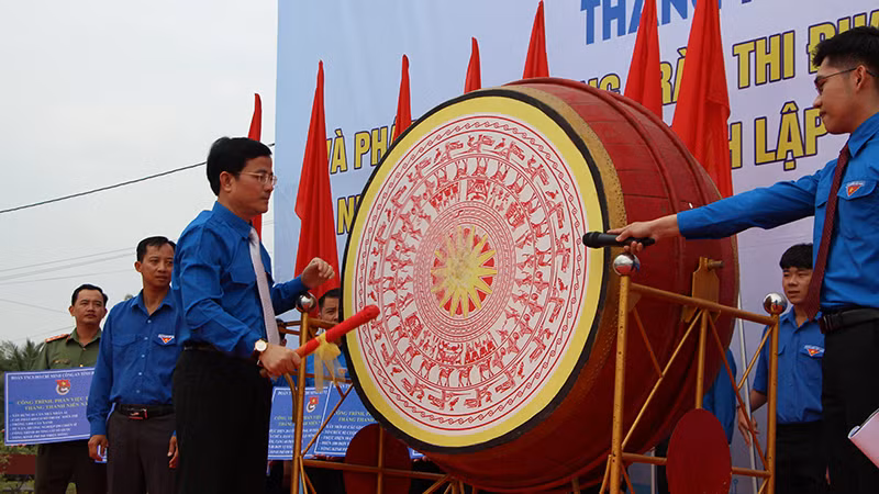 Đồng chí Trần Văn Huyến đánh trống phát động Tháng Thanh niên năm 2023 tại buổi lễ.