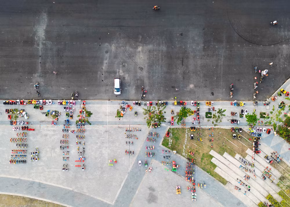 Quảng trường Trần Quang Khải đối diện đường ven biển Tôn Đức Thắng với nhiều hình thức vui chơi, hoạt động ngoài trời phục vụ người dân và trẻ em.