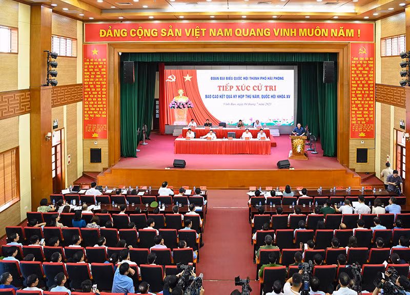 Quang cảnh hội nghị tiếp xúc cử tri tại huyện Vĩnh Bảo.