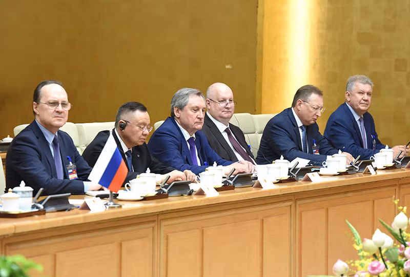 Các thành viên tháp tùng Chủ tịch Đảng Nước Nga Thống nhất, Phó Chủ tịch Hội đồng An ninh Liên bang Nga Dmitry Medvedev.