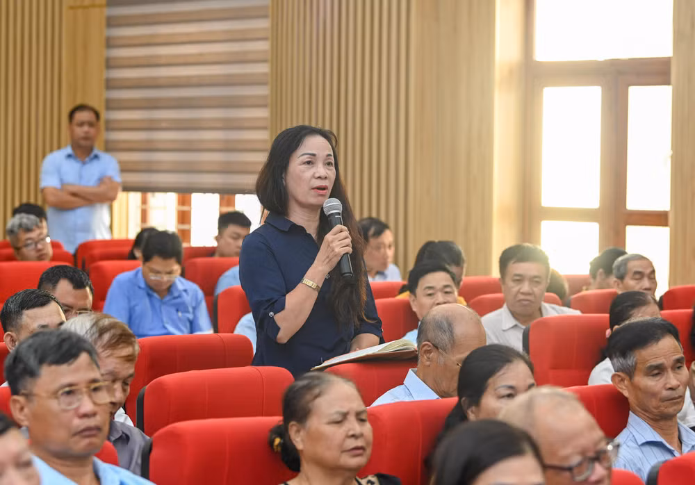 Cử tri Nguyễn Thị Hảo (phường Ngọc Xuyên) tham gia ý kiến về Luật An ninh mạng.