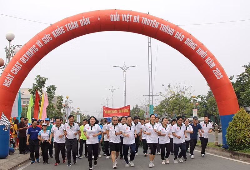 Lãnh đạo tỉnh cùng các lực lượng tham gia ngày chạy Olympic vì sức khỏe toàn dân.