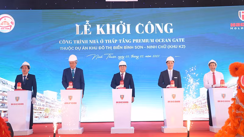 Các đồng chí lãnh đạo tỉnh Ninh Thuận cùng nhà đầu tư nhấn nút phát lệnh khởi công dự án.