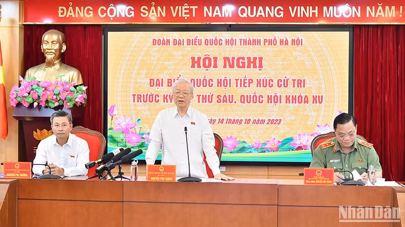 Tổng Bí thư Nguyễn Phú Trọng cùng các đại biểu Quốc hội Đơn vị bầu cử số 1, thành phố Hà Nội tham dự buổi tiếp xúc cử tri.