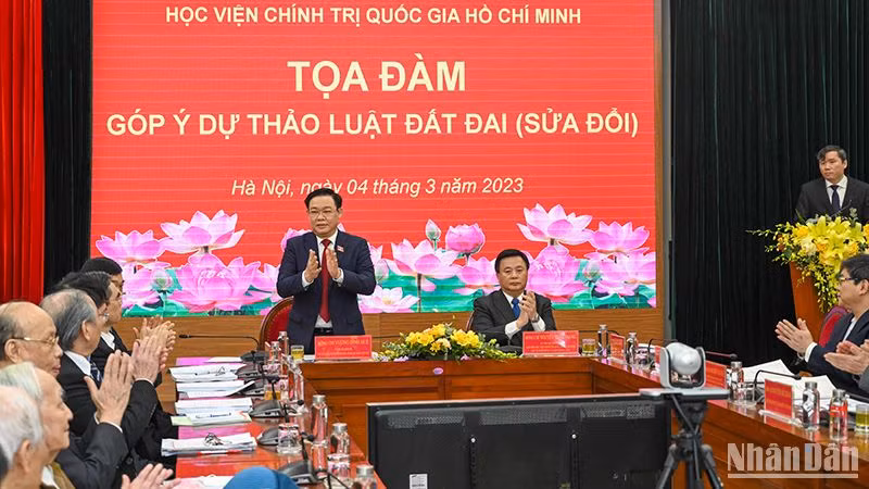 Chủ tịch Quốc hội Vương Đình Huệ dự tọa đàm góp ý dự thảo Luật Đất đai (sửa đổi). (Ảnh: Duy Linh)