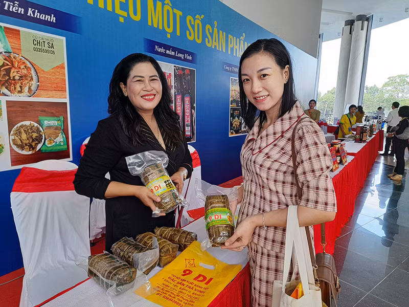 Chủ cơ sở bánh tét 9 Di, xã Phước Hảo, huyện Châu Thành, tỉnh Trà Vinh giới thiệu với người tiêu dùng sản phẩm OCOP đạt hạng 3 sao.