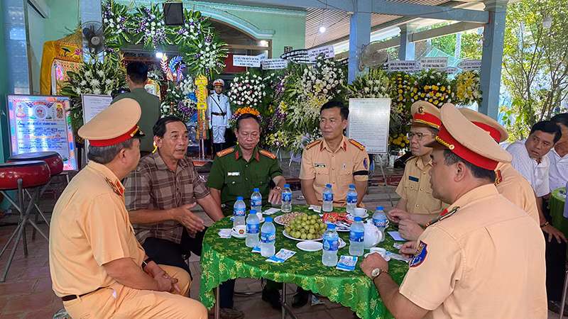 Đoàn công tác Cục Cảnh sát giao thông đến viếng, thăm hỏi gia đình cán bộ công an hy sinh trong khi làm nhiệm vụ.