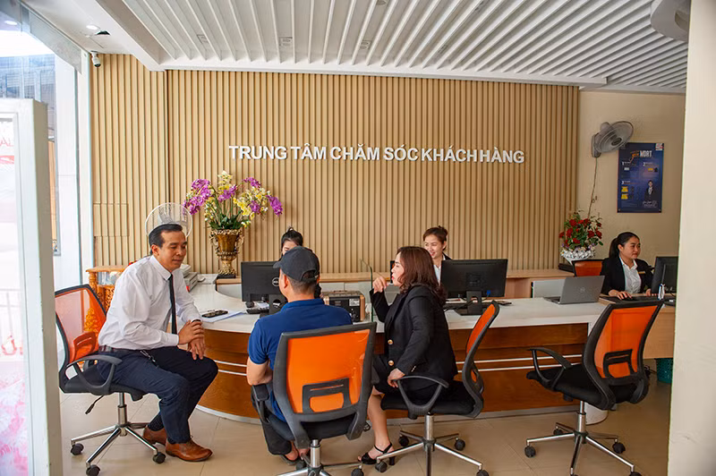 VP Tổng Đại lý Ba Đồn Prudential Quảng Bình thăm hỏi và hỗ trợ gia đình chị Tâm hoàn tất thủ tục nhận quyền lợi.