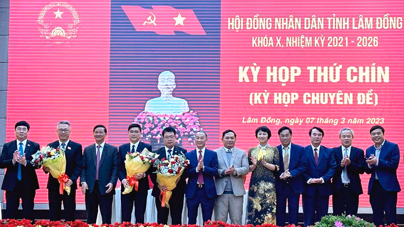 Đồng chí Nguyễn Khắc Bình (thứ 4, bên trái) và đồng chí Nguyễn Ngọc Phúc (thứ 5, bên trái), được bầu giữ các chức vụ chủ chốt của HĐND và UBND tỉnh Lâm Đồng khóa X. 