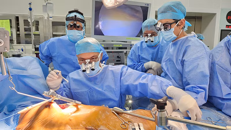 Kỹ thuật phẫu thuật bắc 2 cầu động mạch vành bằng kỹ thuật mổ ít xâm lấn (MICS CABG) với đường mổ nhỏ trước bên ngực trái (khoảng 8cm). Kỹ thuật phẫu thuật bắc 2 cầu động mạch vành bằng kỹ thuật mổ ít xâm lấn (MICS CABG) với đường mổ nhỏ trước bên ngực trái (khoảng 8cm).