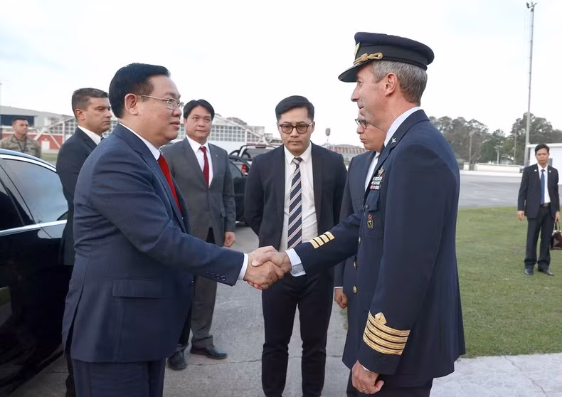 Lễ đón Chủ tịch Quốc hội Vương Đình Huệ tại sân bay quân sự, thủ đô Montevideo. (Ảnh: Doãn Tấn/TTXVN)