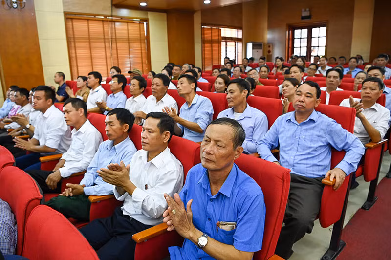 Đông đảo cử tri huyện Vĩnh Bảo tham dự hội nghị.