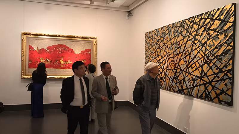 Công chúng thưởng lãm các tác phẩm hội họa đặc sắc tại Triển lãm mỹ thuật “Hào khí Thăng Long”.