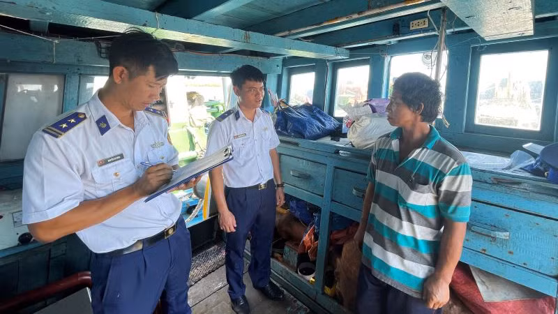 Cảnh sát biển làm việc với Thuyền trưởng Tàu TG 90297 TS.