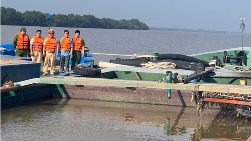 Các phương tiện bị lực lượng chức năng bắt giữ khi vận chuyển cát trái phép.