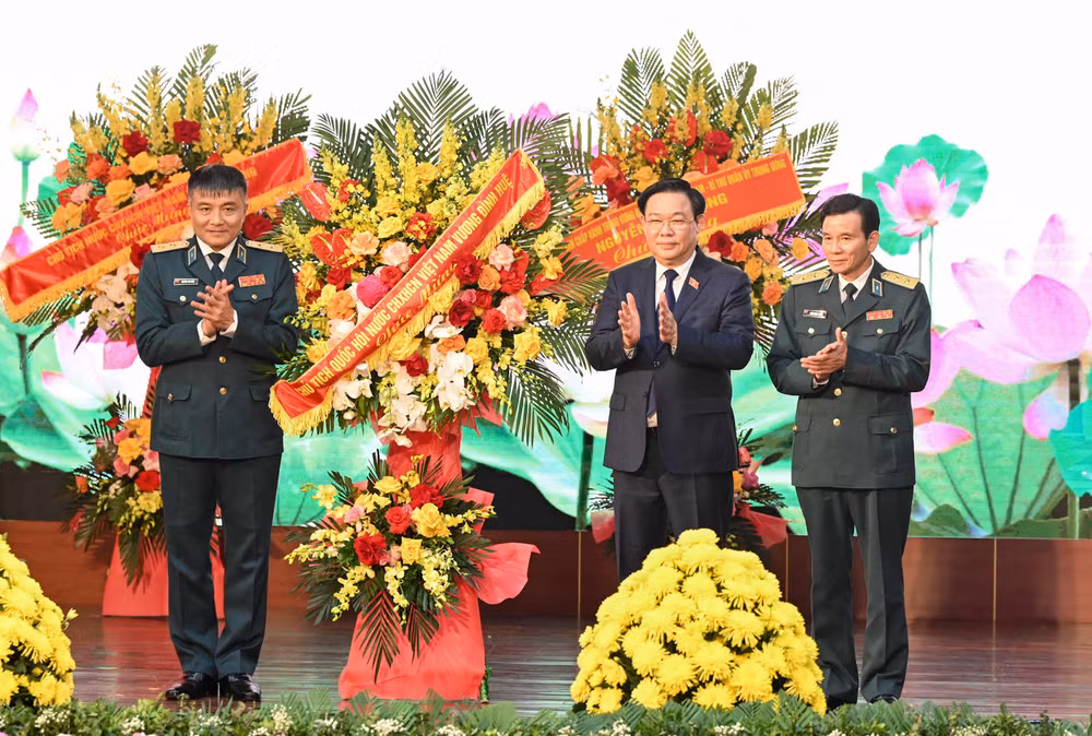 Chủ tịch Quốc hội Vương Đình Huệ tặng hoa chúc mừng Quân chủng Phòng không - Không quân. (Ảnh: Duy Linh)