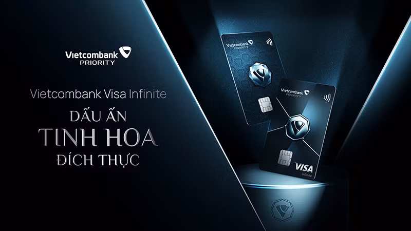Hai thiết kế thẻ ấn tượng trên chất liệu kim loại là một trong những điểm nhấn tạo nên sự khác biệt của thẻ Vietcombank Visa Infinite.