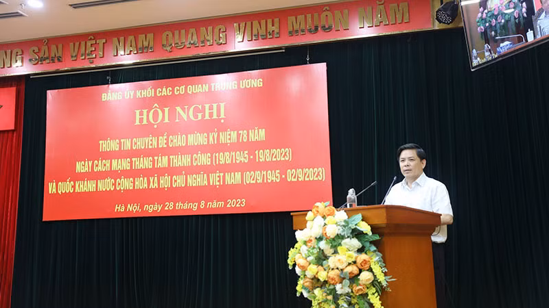 Đồng chí Nguyễn Văn Thể, Ủy viên Trung ương Đảng, Bí thư Đảng ủy Khối phát biểu tại hội nghị.