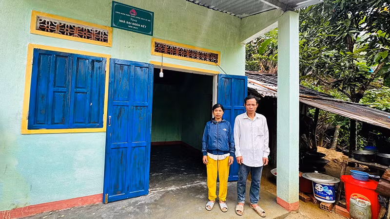 Căn nhà mới xây cạnh nhà cũ, năm nay vợ chồng anh Hồ Văn Đông đón Tết đầm ấm, vui tươi hơn. (Ảnh: ĐÔNG HUYỀN)