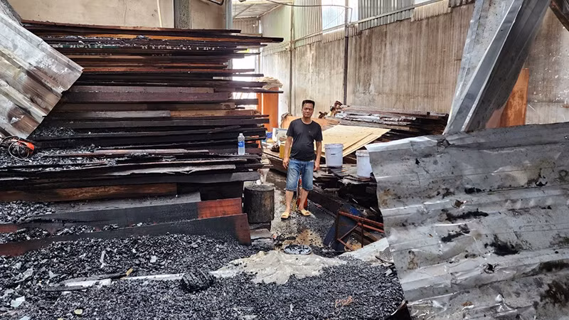 Nhiều sản phẩm gỗ tại nhà xưởng bị cháy.