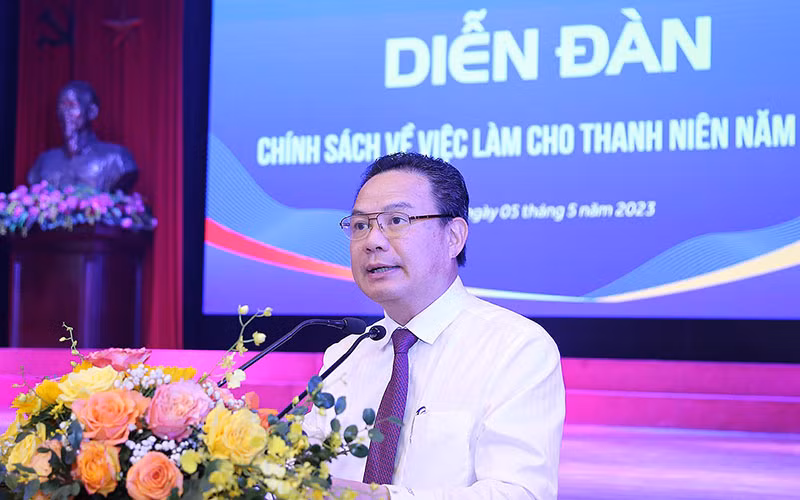 Thứ trưởng Lao động, Thương binh và Xã hội Lê Văn Thanh phát biểu ý kiến tại Diễn đàn.