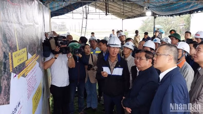 Thủ tướng Chính phủ kiểm tra thực tế tại tuyến cao tốc bắc-nam đoạn qua thị xã Đông Hòa, Phú Yên.