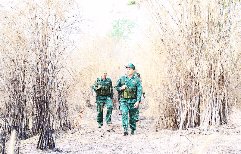 Dưới cái nắng gay gắt của mùa khô Tây Nguyên, cây rừng khô cháy, nhưng cán bộ, chiến sĩ Bộ đội Biên phòng Đắk Lắk không quản ngại gian khổ ngày đêm tuần tra, bảo vệ biên giới. Dưới cái nắng gay gắt của mùa khô Tây Nguyên, cây rừng khô cháy, nhưng cán bộ, chiến sĩ Bộ đội Biên phòng Đắk Lắk không quản ngại gian khổ ngày đêm tuần tra, bảo vệ biên giới.