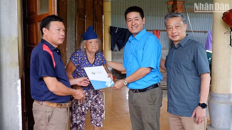 Lãnh đạo Trường đại học Sư phạm Thể dục Thể thao Thành phố Hồ Chí Minh thăm hỏi, tặng quà cho các hộ gia đình chính sách huyện Ia H'Drai.