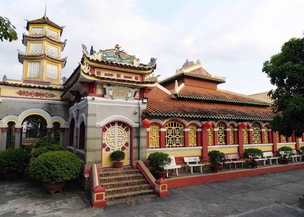 Ngoài ra, chùa còn có một không gian để bốc thuốc và chữa bệnh cho những người nghèo. Đến đây, bạn không chỉ có cơ hội lắng nghe những câu chuyện bí ẩn về lịch sử ngôi chùa mà còn được chiêm ngưỡng nhiều tượng Phật bằng gỗ quý.