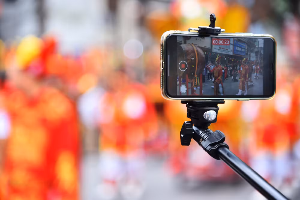 Người dân và du khách thập phương ghi lại những hình ảnh đẹp của Lễ hội chùa Láng năm nay.