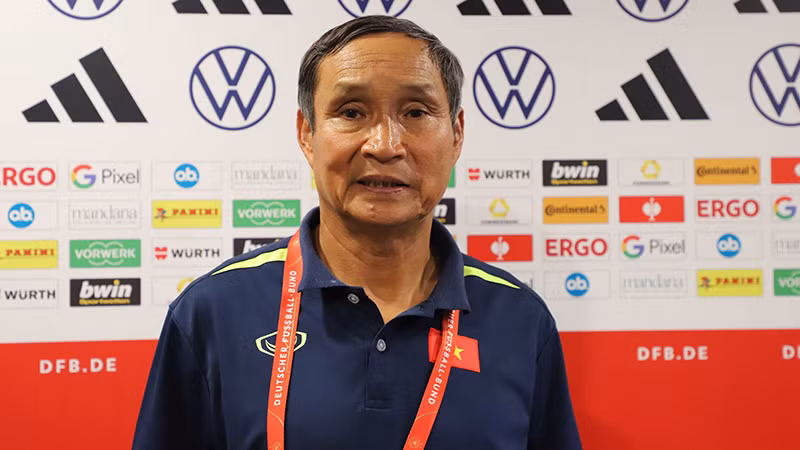 HLV Mai Đức Chung trả lời phỏng vấn phóng viên TTXVN tại Đức. (Ảnh: Phương Hoa/TTXVN)