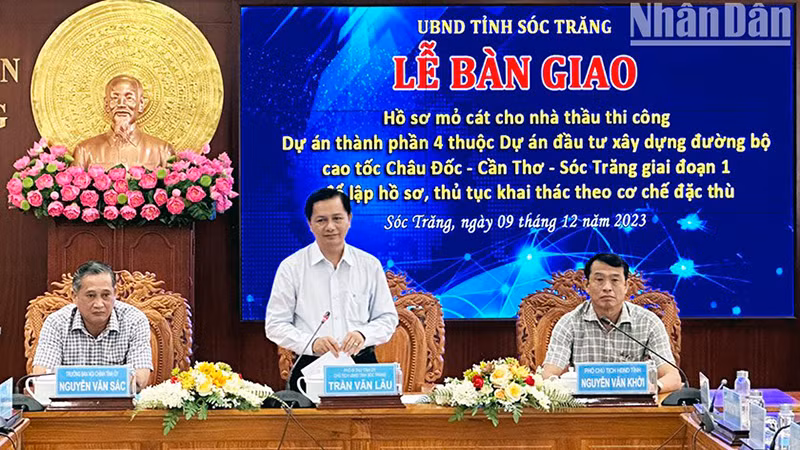 Chủ tịch Ủy ban nhân dân tỉnh Sóc Trăng Trần Văn Lâu phát biểu tại buổi lễ.