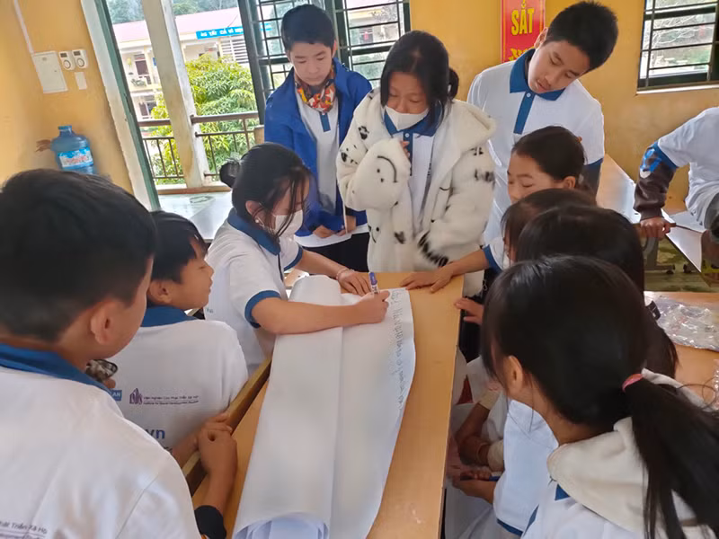 Các em học sinh chia sẻ thông tin vào dự án Em Vui tại tỉnh Hà Giang.