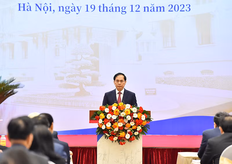 Bộ trưởng Ngoại giao Bùi Thanh Sơn trình bày diễn văn khai mạc Hội nghị Ngoại giao lần thứ 32. (Ảnh: Thủy Nguyên)