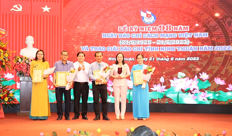 Ban tổ chức trao giải cho các tác giả, nhóm tác giả có tác phẩm xuất sắc, đoạt Giải báo chí tỉnh Ninh Thuận lần thứ 16 năm 2023.